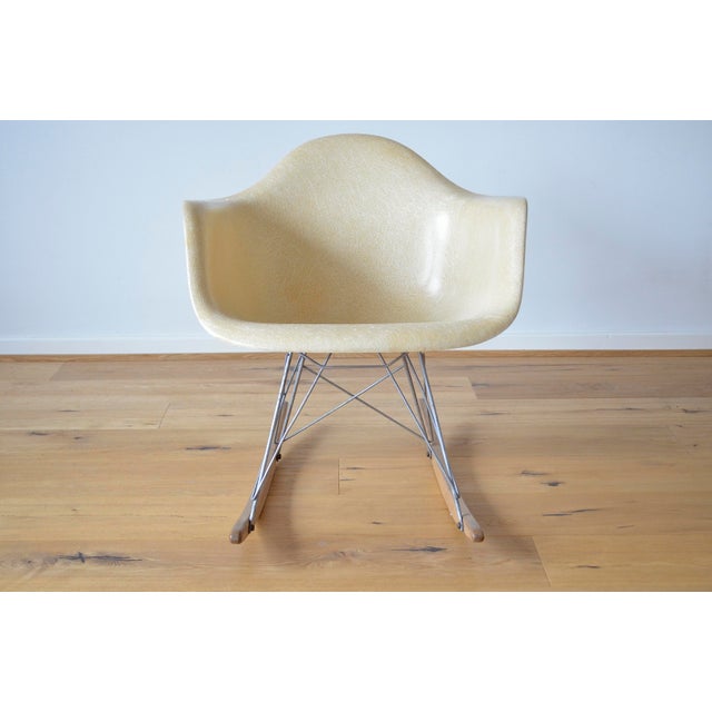Very rare Rocking Chair by designers Ray and Charles Eames. - This Rocking Chair was manufactured in the early 1960s and...