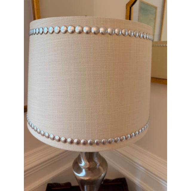 Contemporary Stiffel Brushed Nickel / Pewter-Tone Modern Classic Table Lamp With Custom Nailhead Linen Shade For Sale - Image 3 of 6