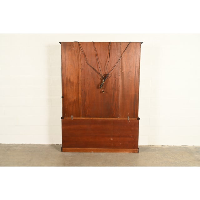 Kittinger Georgian Carved Mahogany Lighted Breakfront Bookcase Cabinet, Circa 1960s For Sale - Image 10 of 11