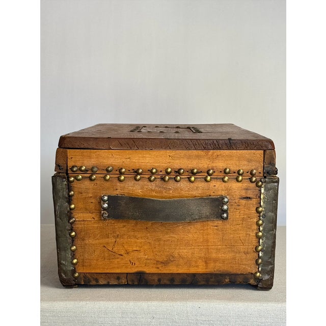 American 1900s Antique Trunk With Leather and Brass Details For Sale - Image 3 of 9