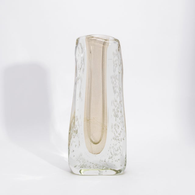 Modern Hand-Blown Murano Modern Fluid Vase in Clear With 24-Karat Gold Flecks and Bubbles For Sale - Image 3 of 10