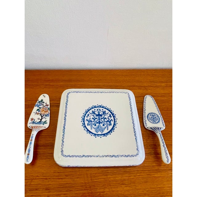 Vintage French Porcelain, Pastry Platter and Cake Lifters by Gien, 1930s, Set of 3 For Sale - Image 17 of 18