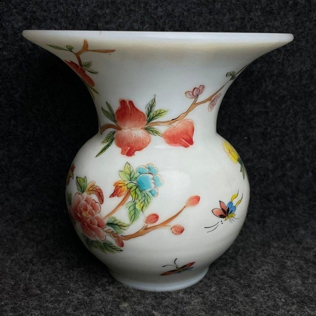 This is a beautiful and elegant vintage Chinese glass vase, crafted using traditional glassmaking techniques. The vase...
