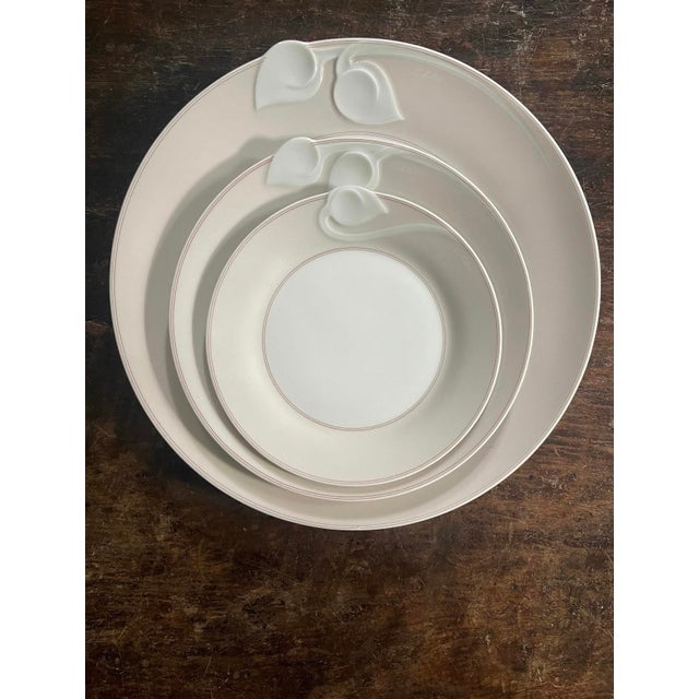 English 1950s Chloe Paris Fleuron Pink 6 1/8” Plates Hutschenreuther - Set of Eleven (11) For Sale - Image 3 of 9