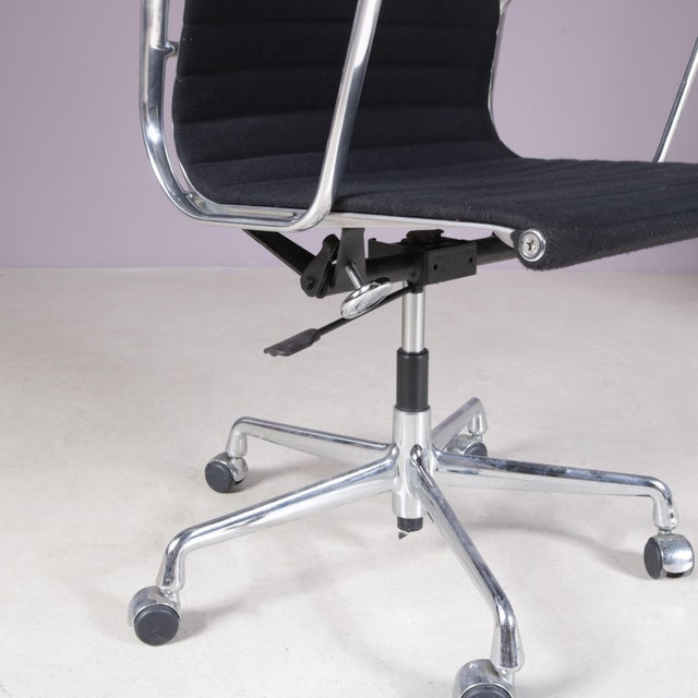 Desk Chair Model EA118 in Chrome Base with Black Hopsack Upholstery and Aluminium Armrests by Charles & Ray Eames for Vitra, Germany, 2000s For Sale - Image 13 of 16