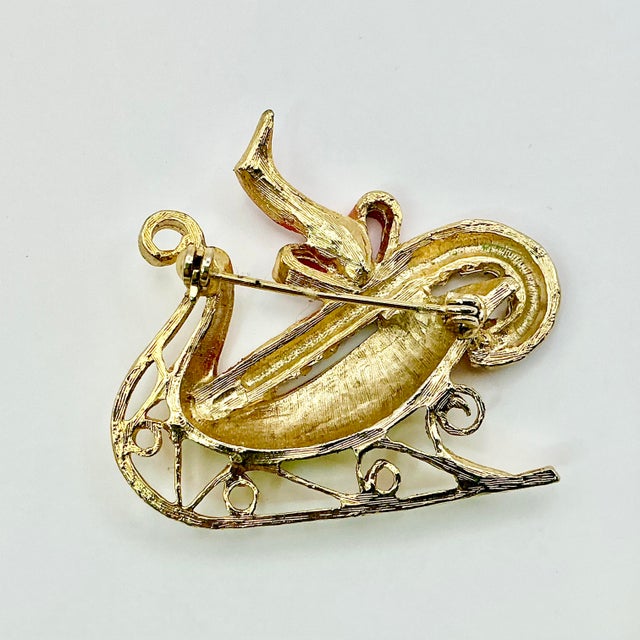 1960s Vintage Boho Chic Americana Candy Cane & Sleigh Christmas Brooch. For Sale - Image 6 of 6