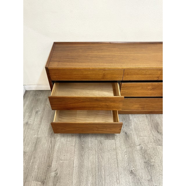 Mid-Century Modern Mid Century Modern Dresser by Dillingham For Sale - Image 3 of 11
