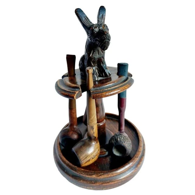 Antique tobacco stand with scotty dog incl. Four antique tobacco pipes from united kingdom date/period: sec. Half 20th...