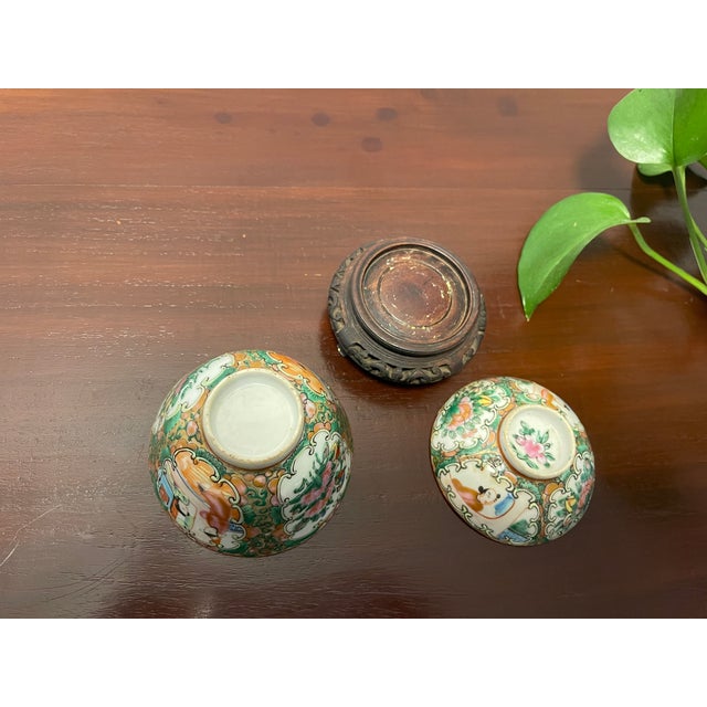 19th C. Chinese Famille Rose Figural Gaiwan With Carved Stand For Sale - Image 4 of 5