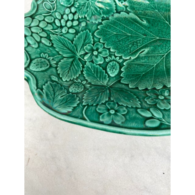 19th Century English Green Majolica Strawberry Platter For Sale - Image 4 of 8