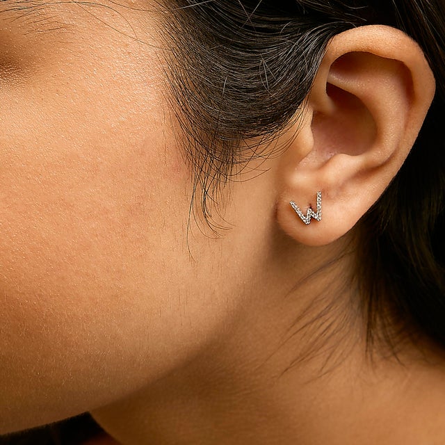 Haus of Brilliance 10K White Gold 1/10 Cttw Diamond 'W' Initial Stud Earring For Sale - Image 4 of 5