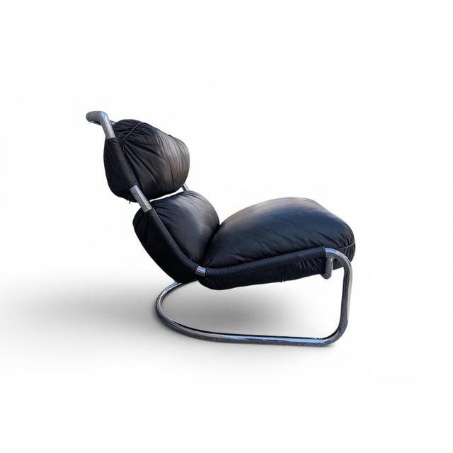 This timeless lounge chair combines industrial aesthetics with enveloping comfort, thanks to its iconic cantilevered...