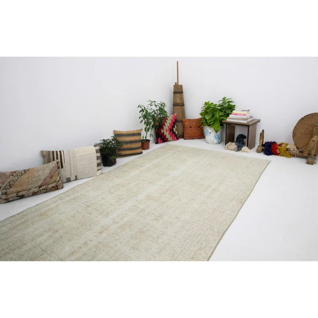 1960s Vintage Faded Turkish Rug- 4′11″ × 8′ For Sale In Los Angeles - Image 6 of 7