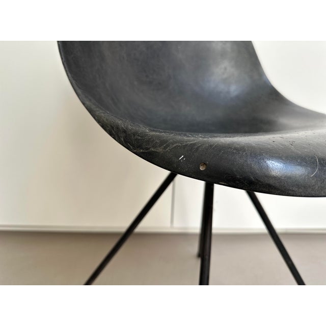 Jean-René Picard's fiberglass chair for S.E.T.A. is one of the earliest and most distinctive examples of French post-war...