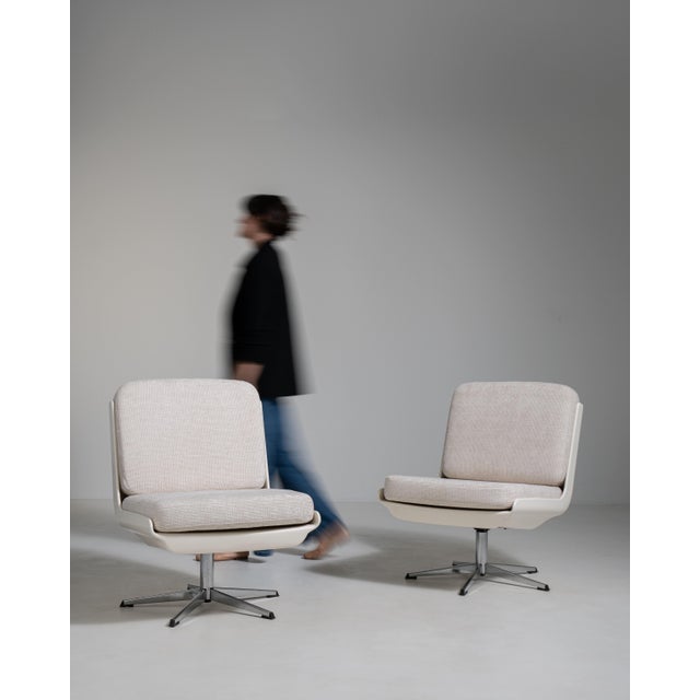 Mid-Century Modern Pair of Variopur Space Age Upholstered Swivel Chairs, Antique, Germany, Circa 1970 For Sale - Image 3 of 15