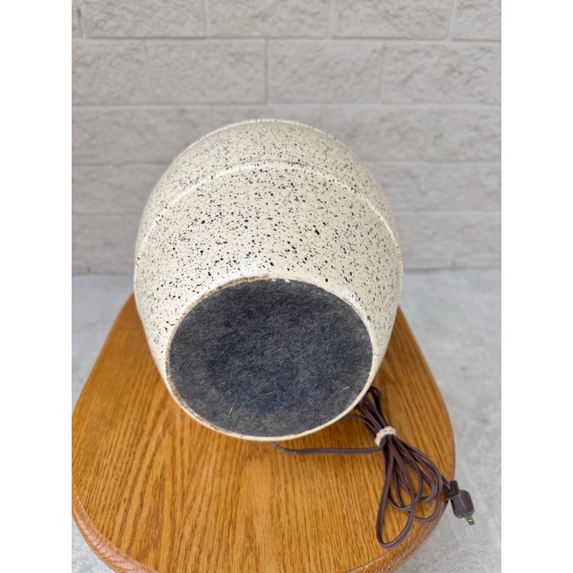 1980s Vintage Speckled & Hand Painted Crock or Jug Shaped Table Lamp For Sale - Image 5 of 6