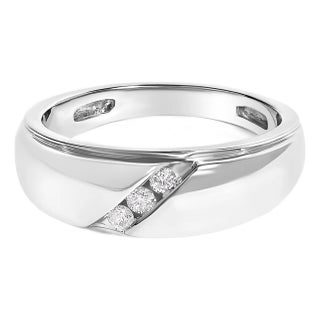 Men's .925 Sterling Silver 1/6 Cttw 3 Stone Diamond Band Ring (H-I Color, I1-I2 Clarity) - Ring Size 10 For Sale