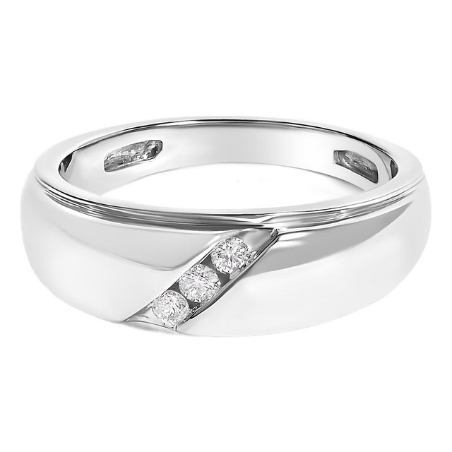 Men's .925 Sterling Silver 1/6 Cttw 3 Stone Diamond Band Ring (H-I Color, I1-I2 Clarity) - Ring Size 10 For Sale