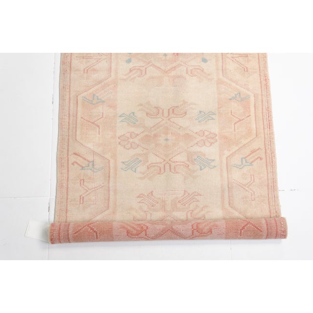 1960s Vintage Turkish Oushak Runner - Neutral Pastel Medallion For Sale - Image 5 of 10