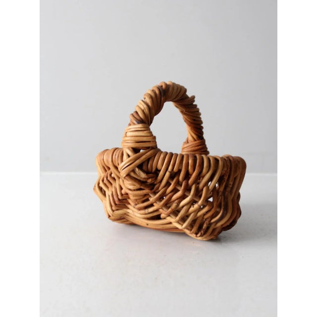This vintage melon basket features the classic ribbed form with a rounded body and central handle. Compact in size, it...