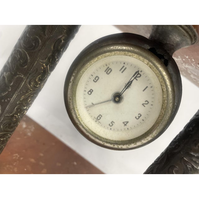 Beautiful red marble clock with columns and metal Lion statuette, 1920s Liberty. Excellent furnishing object.