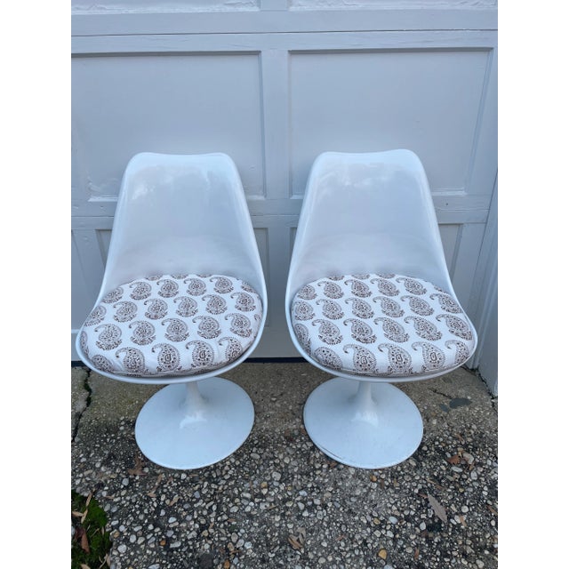 Love the juxtaposition of the Les Indiennes paisly fabric and the modern tulip chairs. The chairs are vintage but the...