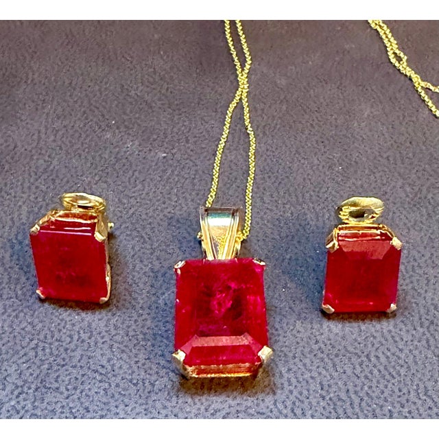 Modern 24 Carat Cushion Cut Treated Ruby Earring & Pendant Set 14 Kt Yellow Gold Chain For Sale - Image 3 of 8