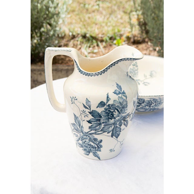 French Peonies Earth of Iron Blue Aguamanil and Jofaina from Lonwgy, 1890s, Set of 2 For Sale - Image 4 of 11