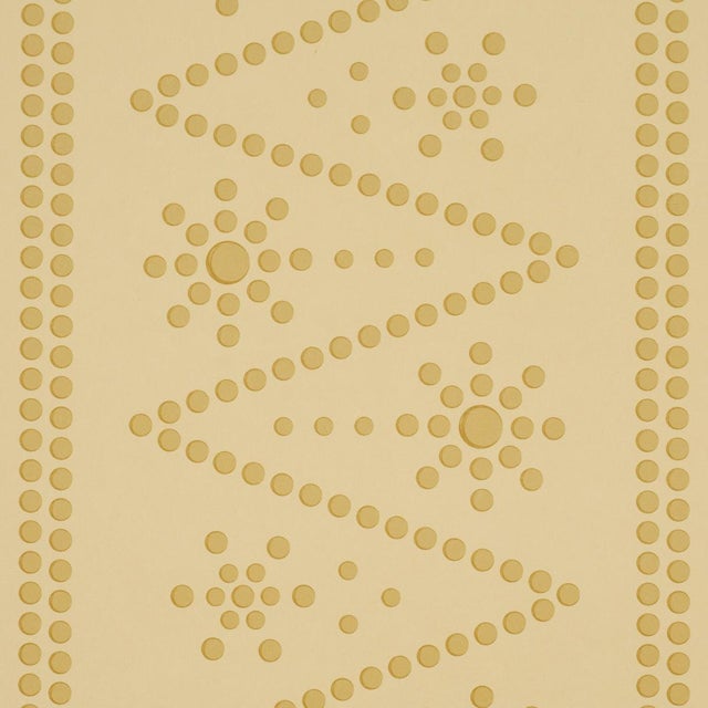 Traditional Schumacher The Pearlies Wallcovering In Soft Gold For Sale - Image 3 of 6