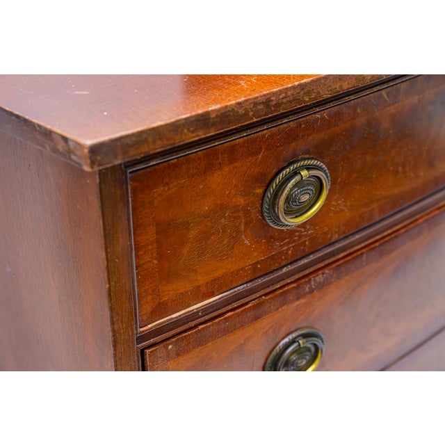 1940s Bow Front Flame Mahogany Dresser & Highboy | Attributed to Drexel Heritage | Georgian Revival Bedroom Suite (Pair) For Sale - Image 12 of 14