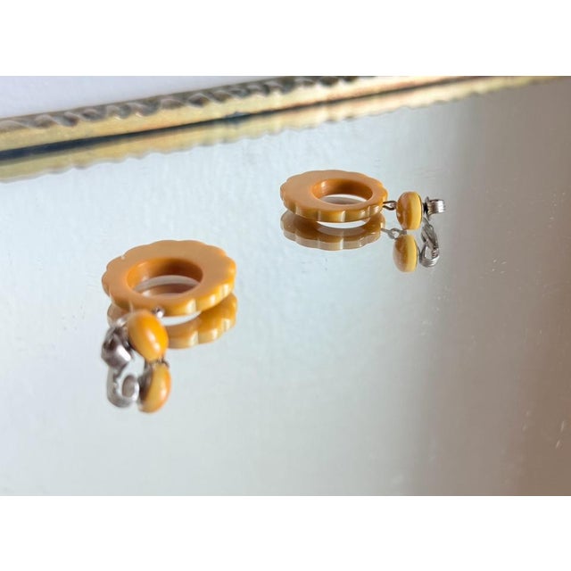 Vintage 1940s Mustard Yellow Bakelite Dangle Earrings With Scalloped Edge, A Pair For Sale - Image 10 of 13
