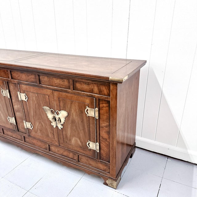Brown Vintage Henredon Hollywood Regency Sideboard Credenza Brass Butterfly Hardware, Attributed For Sale - Image 8 of 16