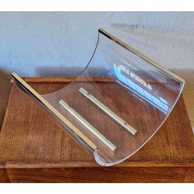 Metal Magazine Rack in Acrylic and Brass, Italy, 1970s For Sale - Image 7 of 10