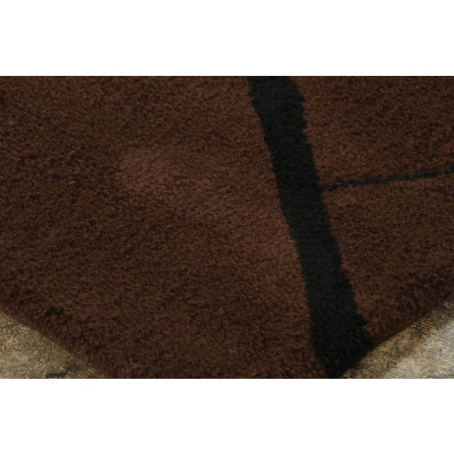 Hand-knotted in wool and originating circa 1950-1959 from France, this 5x7 French Mid-Century Modern rug showcases a bold...
