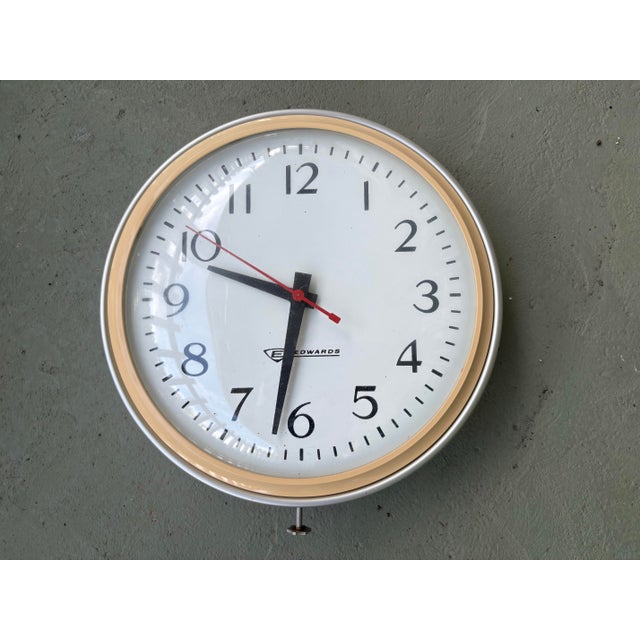 Mid-Century Modern Vintage Edwards Industrial Electric Wall Clock With Aluminum Case – Mid-Century Modern For Sale - Image 3 of 6