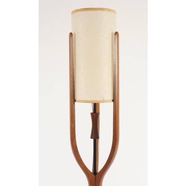 Mid-Century Modern Sculpted Teak Table Lamp by Modeline, Unmarked For Sale In Miami - Image 6 of 7