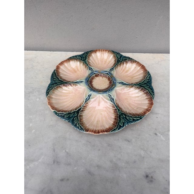 Majolica oyster plate Sarreguemines, circa 1870. 6 Shells and space for the lemon on the center. Older model.