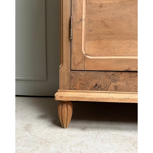 This antique walnut bookcase embodies the understated charm and elegance of vintage furniture. A perfect blend of...