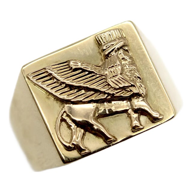1980s Vintage 18k Gold Lamassu Men’s Signet Ring, Size 12.75 For Sale