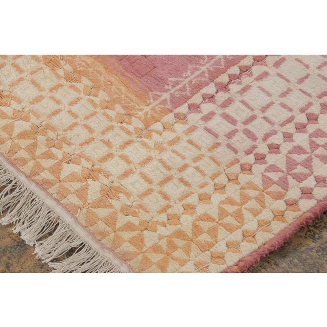 1920s Antique Agra Rug in Pink, White and Gold With Geometric Patterns - Rug & Kilim For Sale - Image 5 of 7