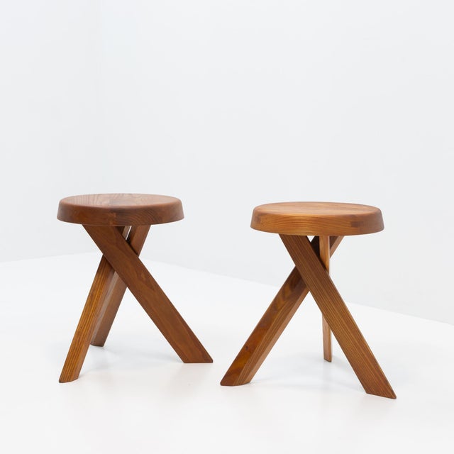 The S31 stool plays on the assembly of three converging legs and manages to achieve a solid, stable base that takes the...