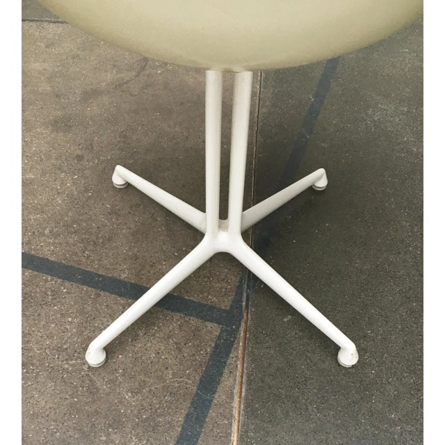 1960s Set of Mid-Century Fiberglass Side Chairs with La Fonda Base by Charles & Ray Eames for Herman Miller For Sale - Image 5 of 18