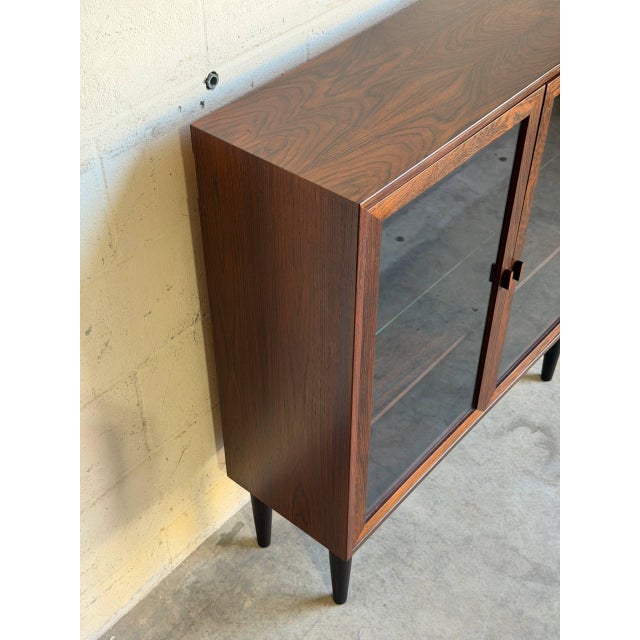 1970s Rosewood Glass Cabinet Bookcase Denmark Mid-Century Modern 1970s For Sale - Image 5 of 9