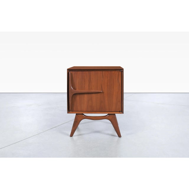 Wood 1960s Mid-Century Modern Walnut Sculptural Nightstands - a Pair For Sale - Image 7 of 12