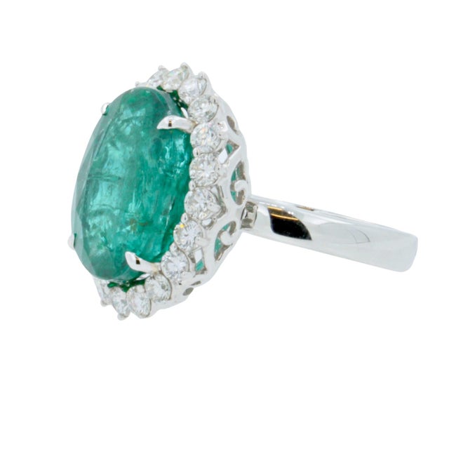 Modern Oval Shape Brilliant Cut Vivid Green Emerald Diamond Sun Ray Halo Set Ring, Size 7 For Sale - Image 3 of 10