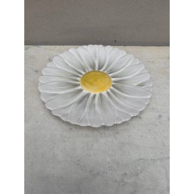 French Majolica Daisy plate Marcel Guillot Vallauris, circa 1950. 8.2 inches diameter.