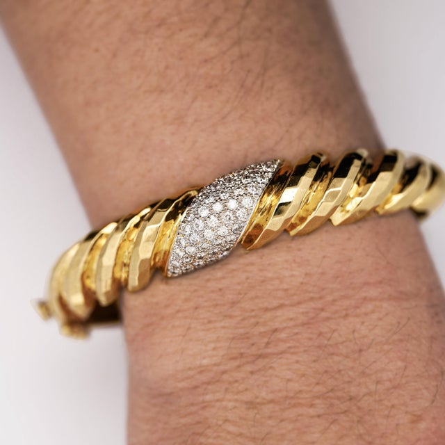 18k Gold Hammered Finish Diamond Pave Bangle Bracelet For Sale In Miami - Image 6 of 7