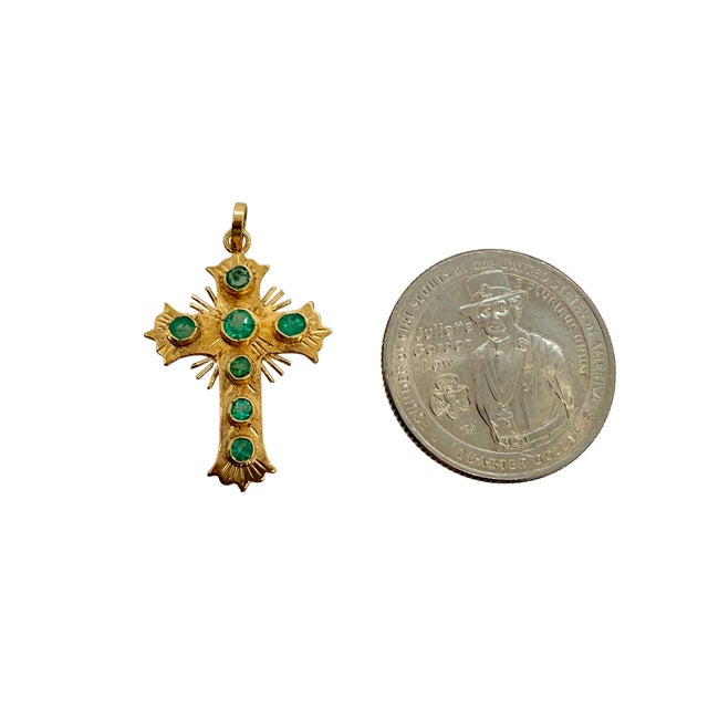 Mid-Century Modern Vintage 14k Gold Emerald Latin Cross Pendant For Sale - Image 3 of 3