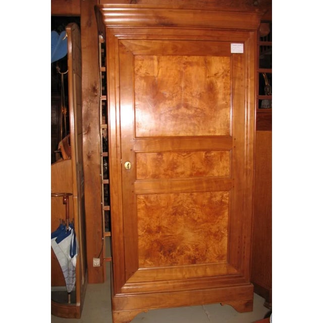 Bonnetière Louis Philippe cherry wood with frame door panels and sides in burr ash. Vendee region. The second half of the...