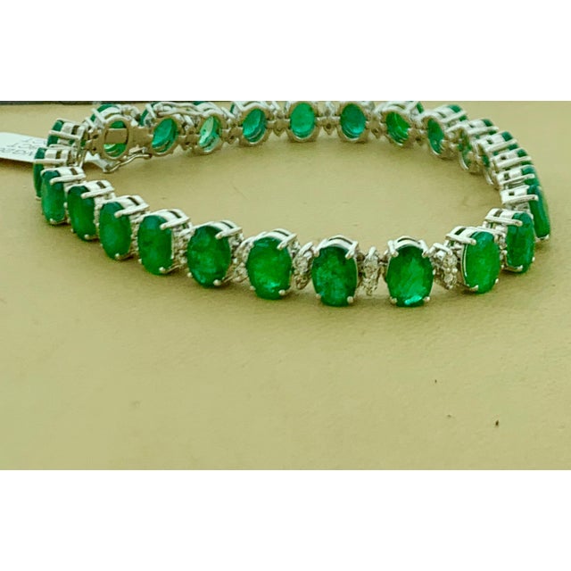24 Carat Emerald 1.8 Carat Diamond Tennis Bracelet 14 Karat White Gold, 16.7 GM For Sale - Image 17 of 18